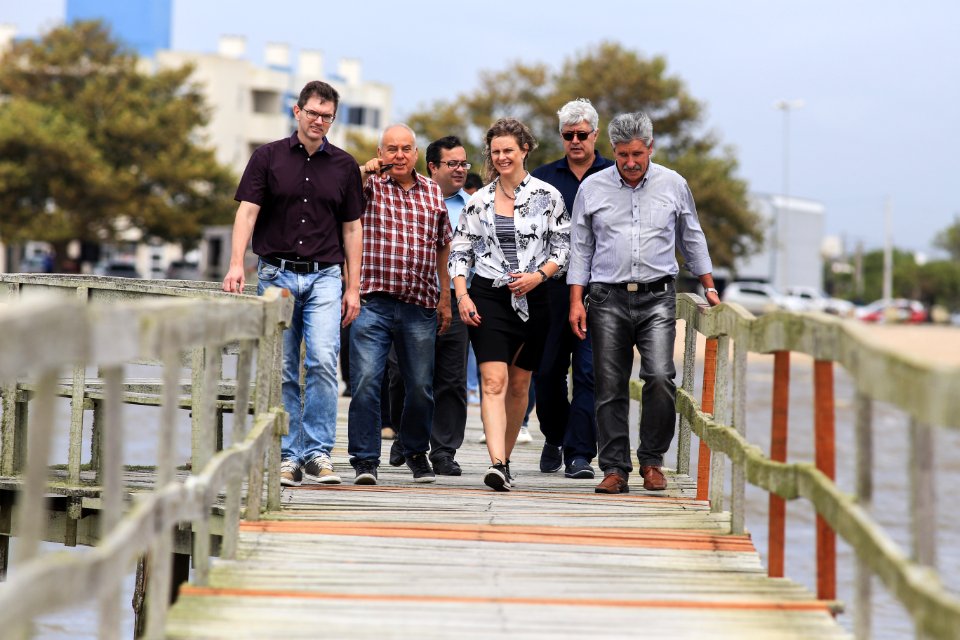 29.12.2017 - Prefeita Paula Mascarenhas durante visita e entrega da reforma do trapiche da praia do Laranjal