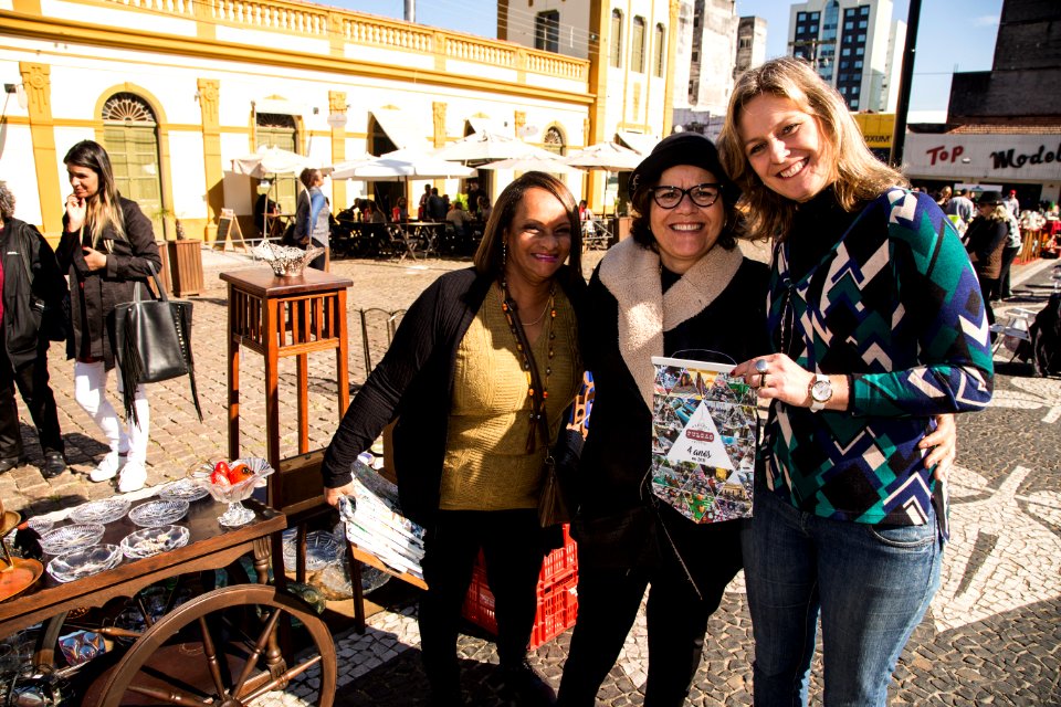 26.05.2018 - Prefeita Paula Mascarenhas cumprimenta expositores do Mercado das Pulgas pelo aniversário de quatro anos da feira - Foto: Gustavo Vara