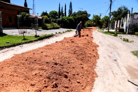 22.11.2017 - Colocação de saibro na rua Novo Hamburgo no bairro Laranjal