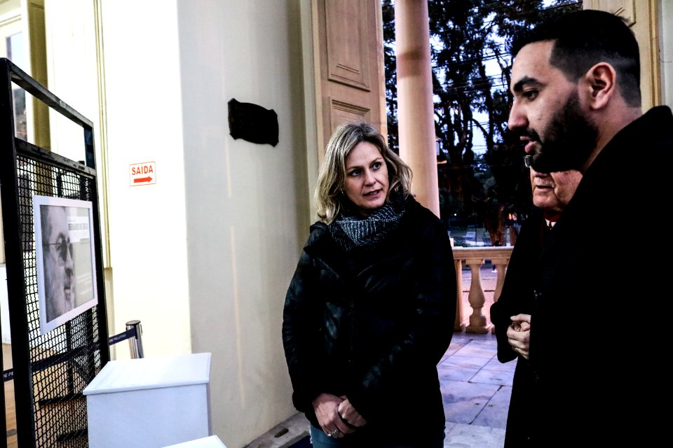05.07.2019 - Prefeita Paula Mascarenhas e o vice Idemar Barz prestigiam a abertura da exposição fotográfica ‘Bernardo de Souza em dois tempos’ em homenagem ao ex-prefeito, com imagens do fotógrafo Gustavo Vara - Foto: Michel Corvello