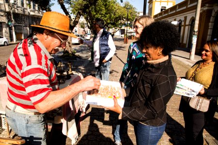 26.05.2018 - Prefeita Paula Mascarenhas cumprimenta expositores do Mercado das Pulgas pelo aniversário de quatro anos da feira - Foto: Gustavo Vara