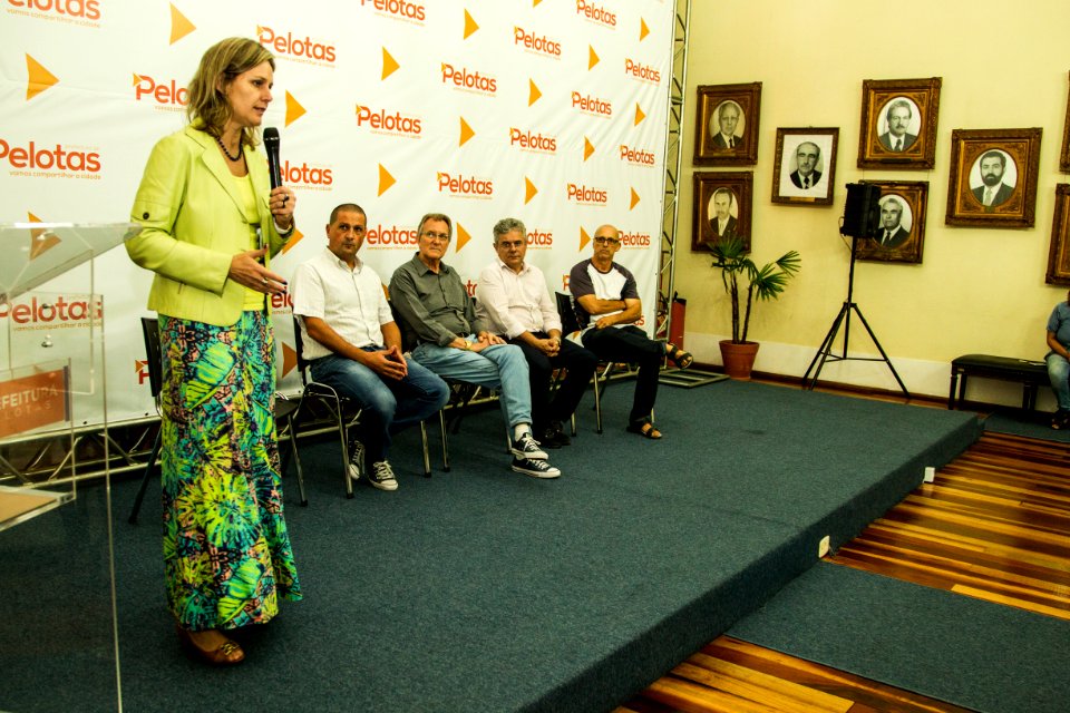24.04.2018 - Prefeita Paula Mascarenhas e o vice Idemar Barz durante entrega da regularização fundiária do Loteamento Rui Bigliardi - Foto: Gustavo Vara