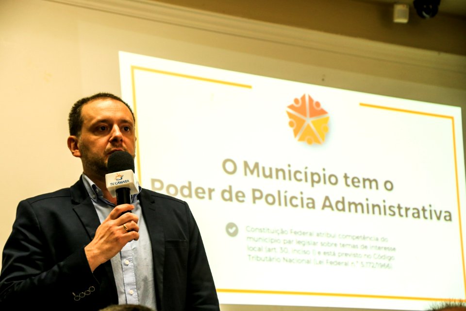 30.11.2017 - Prefeita Paula Mascarenhas na entrega e apresentação do código de convivência aos vereadores