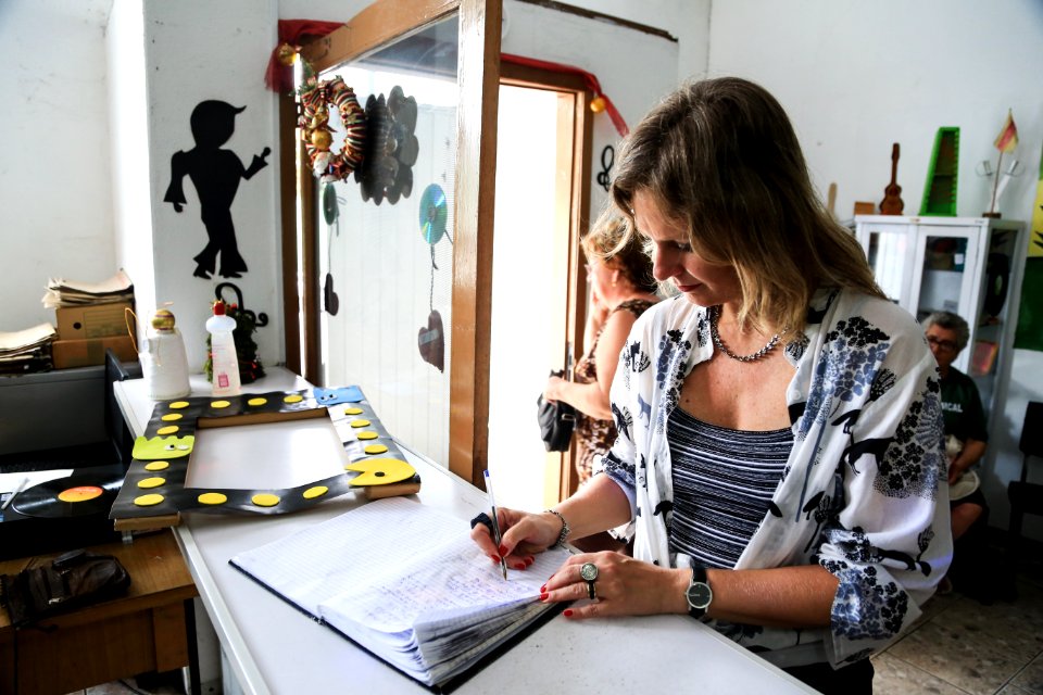 29.12.2017 - Prefeita Paula Mascarenhas durante visita à exposição comemorativa aos 25 anos do Caps Castelo