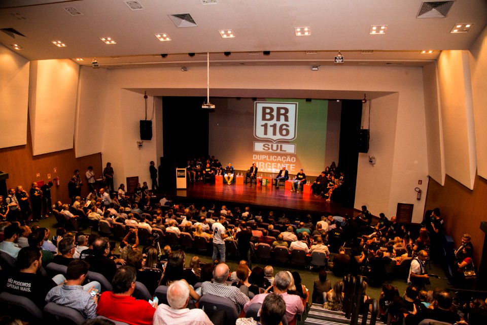 20.04.2018 - Painel: Duplicação BR 116 Urgente - Foto: Gustavo Vara
