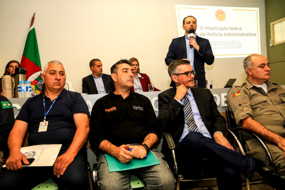30.11.2017 - Prefeita Paula Mascarenhas na entrega e apresentação do código de convivência aos vereadores