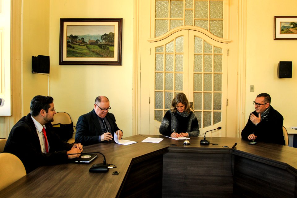 22.06.2018 - Prefeita Paula Mascarenhas assina os contratos com a Caixa referente às emendas parlamentares dos deputados Maria do Rosário (PT), Ronaldo Nogueira (PTB) e Danrlei de Deus (PSD) - Foto: Gustavo Vara