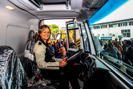 08.11.2017 - Prefeita Paula Mascarenhas e vice Idemar Barz na entrega de equipamentos de trabalho e dois caminhões do SANEP