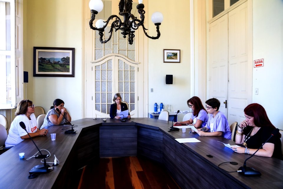 08.03.2018 - Prefeita Paula Mascarenhas recebe carta de reinvidicações elaborada por mulheres de sindicatos e movimentos sociais