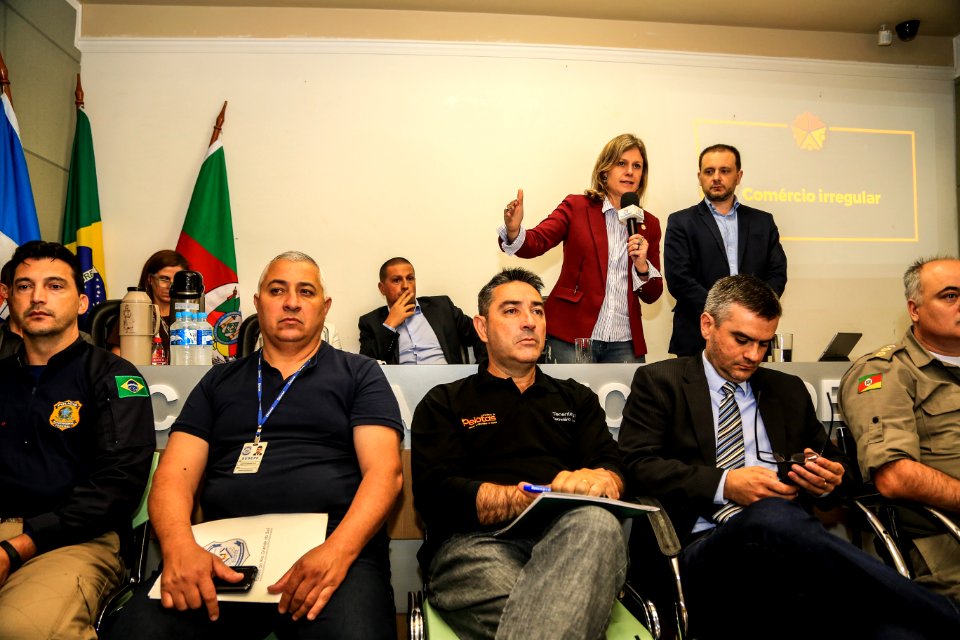 30.11.2017 - Prefeita Paula Mascarenhas na entrega e apresentação do código de convivência aos vereadores