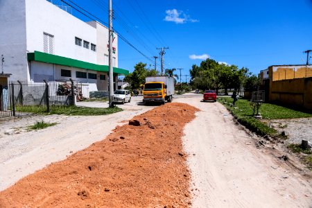 22.11.2017 - Colocação de saibro na rua Novo Hamburgo no bairro Laranjal