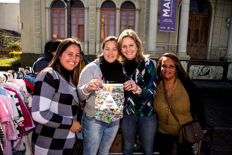 26.05.2018 - Prefeita Paula Mascarenhas cumprimenta expositores do Mercado das Pulgas pelo aniversário de quatro anos da feira - Foto: Gustavo Vara