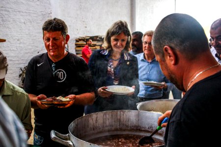 30.10.2017 - Prefeita Paula Mascarenhas e vice Idemar Barz no almoço para os servidores da SSUI em comemoração ao Dia do Servidor Público