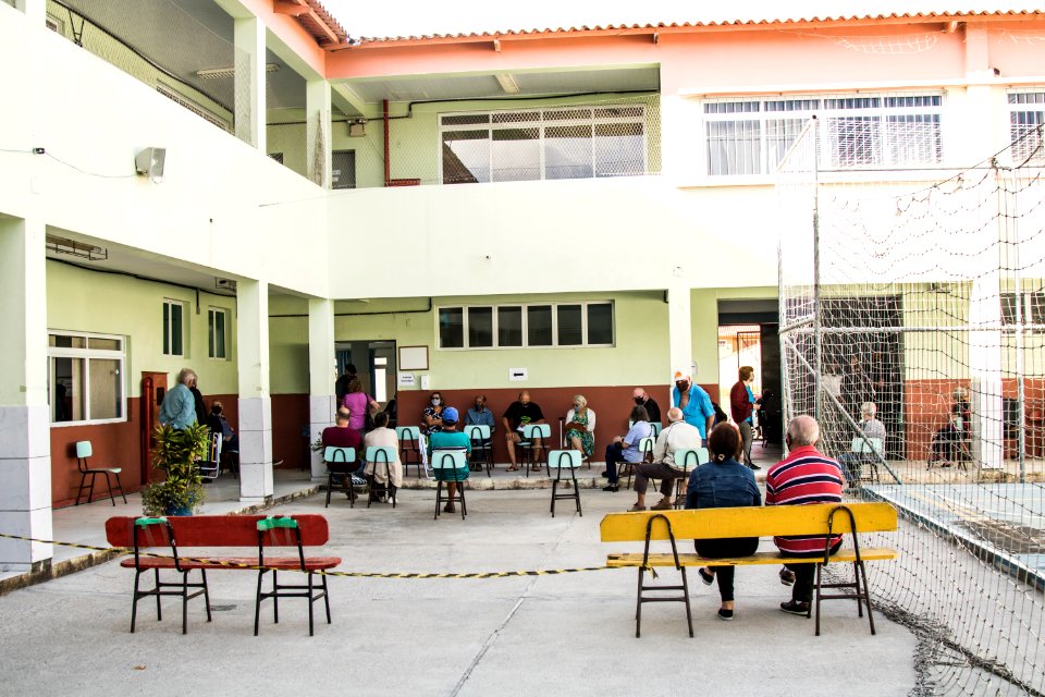23.04.2021 - 2ª dose da vacinação para idosos de 74 anos no drive-trhu e 74, 75 e 76 nas escolas - Foto Michel Corvello