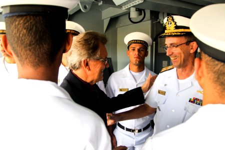 24.01.2019 - Prefeito em exercício Idemar Barz participa de visita guiada ao navio Porta Helicópteros multipropósito Atlântico, com o comandante do 5º Distrito Naval, vice-almirante José Renato de Oliveira - Foto: Gustavo Vara