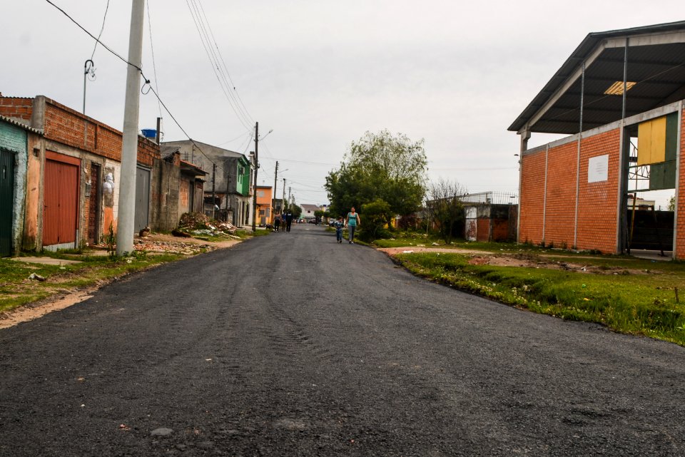 03.11.2017 - Obras de asfaltamento na rua 4 do bairro Navegantes