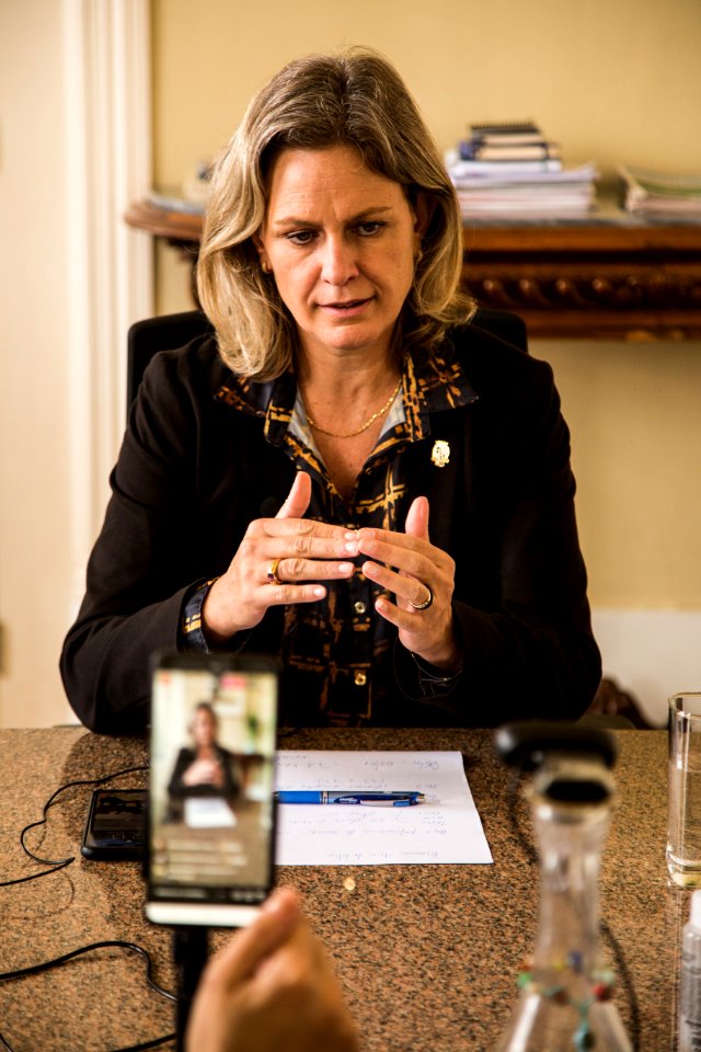 26.04.2021 - Prefeita Paula Mascarenhas em live de atualização sobre informações da pandemia de COVID-19 - Foto: Gustavo Vara