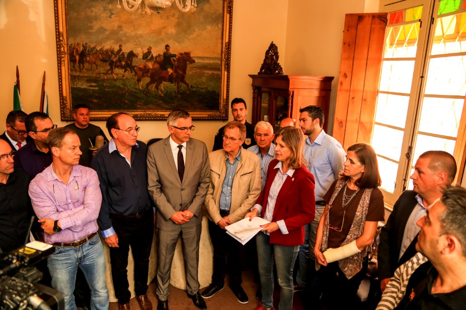 30.11.2017 - Prefeita Paula Mascarenhas na entrega e apresentação do código de convivência aos vereadores