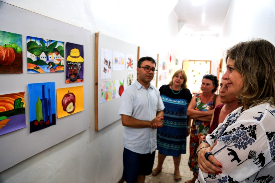 29.12.2017 - Prefeita Paula Mascarenhas durante visita à exposição comemorativa aos 25 anos do Caps Castelo