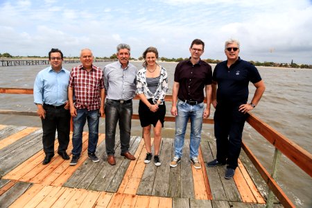 29.12.2017 - Prefeita Paula Mascarenhas durante visita e entrega da reforma do trapiche da praia do Laranjal