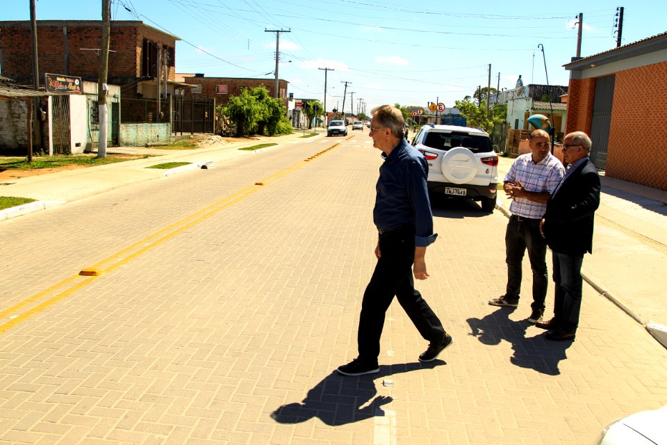 07.12.2017 - Prefeita Paula Mascarenhas e o vice Idemar Barz durante entrega das Ruas 04 e 29 do Bairro Dunas