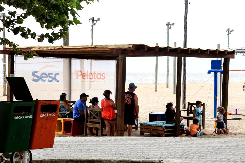 29.12.2017 - Prefeita Paula Mascarenhas durante visita e entrega da reforma do trapiche da praia do Laranjal