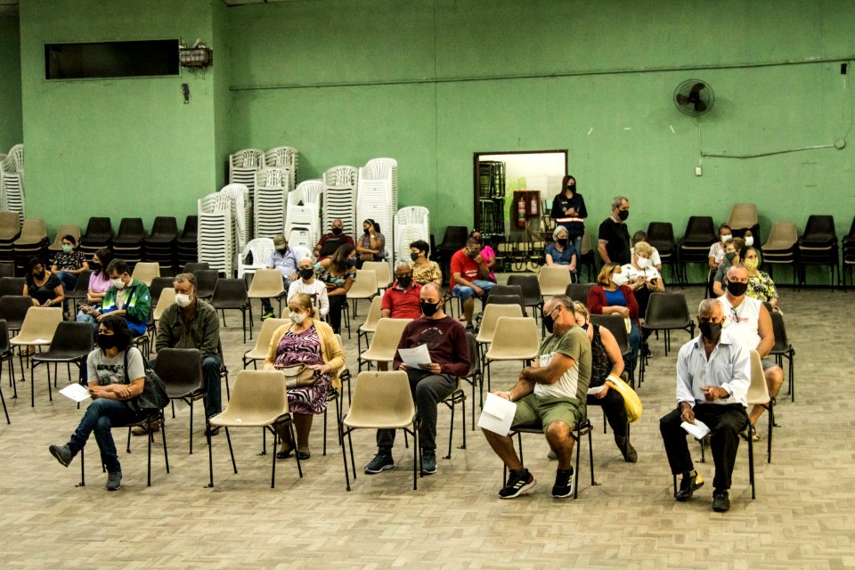 22.04.2021 - Drive para 2ª dose dos idosos de 75 anos e escolas para idosos de 60 anos - Foto Michel Corvello