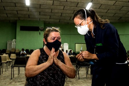 22.04.2021 - Drive para 2ª dose dos idosos de 75 anos e escolas para idosos de 60 anos - Foto Michel Corvello
