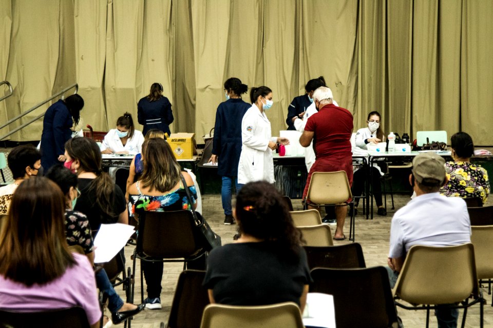 22.04.2021 - Drive para 2ª dose dos idosos de 75 anos e escolas para idosos de 60 anos - Foto Michel Corvello