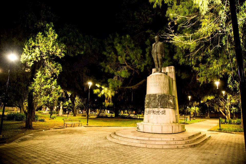 28.04.2021 - Prefeita Paula Mascarenhas em caminhada de entrega da iluminação da Praça Coronel Pedro Osório - Foto: Gustavo Vara