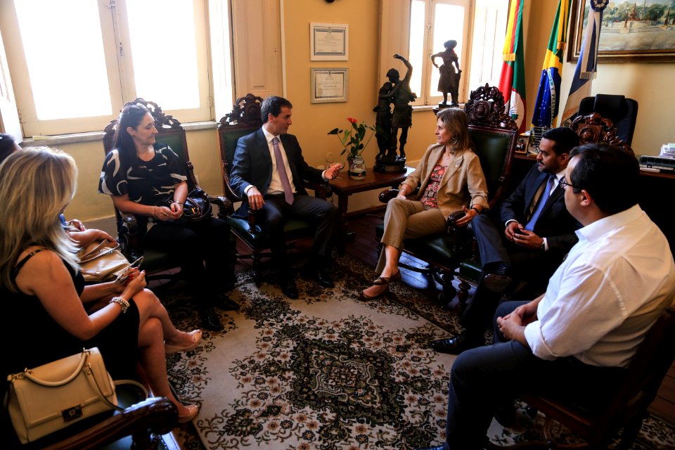 15.12.2017 - Prefeita Paula Mascarenhas durante reunião com o procurador-geral de Justiça do Rio Grande do Sul, Fabiano Dallazen