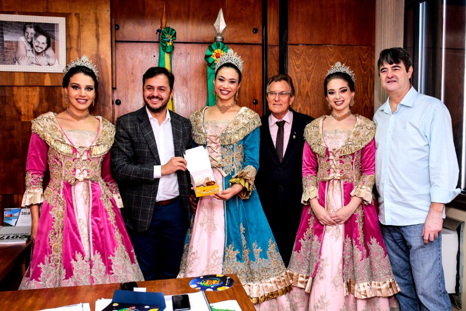 16.05.2018 - Vice prefeito Idemar Barz realiza entrega do Convite da Fenadoce 2018 com a Corte e CDL para o Governador do RS e Deputados Estaduais - Foto: Gustavo Mansur