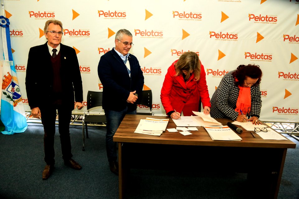 06.07.2018 - Prefeita Paula Mascarenhas e o vice Idemar Barz durante assinatura de leis “Instituição/ Cidadã(o) Emérita (o) - Foto: Gustavo Vara