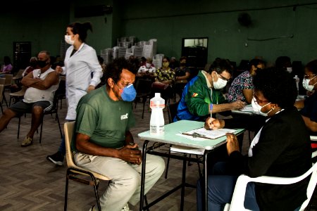 22.04.2021 - Drive para 2ª dose dos idosos de 75 anos e escolas para idosos de 60 anos - Foto Michel Corvello