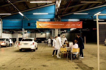 11.04.2021 - Drive-thru de vacinação para idosos com 61 anos - Foto Michel Corvello