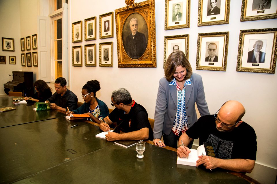 13.11.2017 - Prefeita Paula Mascarenhas prestigia o lançamento dos livros da Fundação Palmares na Bibliotheca Pública Pelotense