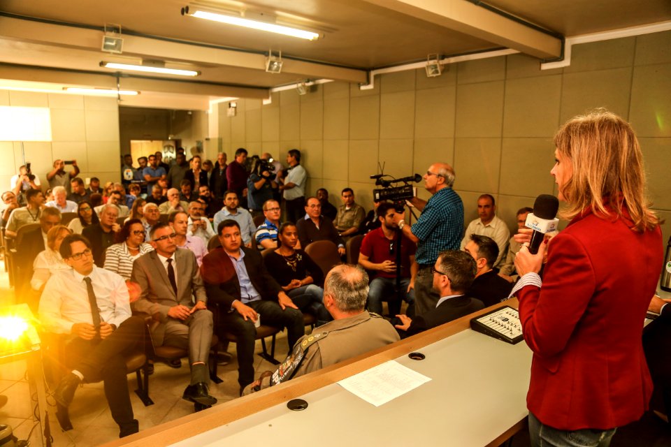 30.11.2017 - Prefeita Paula Mascarenhas na entrega e apresentação do código de convivência aos vereadores