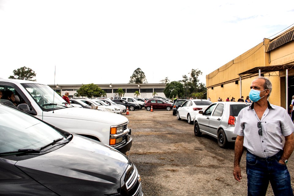 11.04.2021 - Drive-thru de vacinação para idosos com 61 anos - Foto Michel Corvello