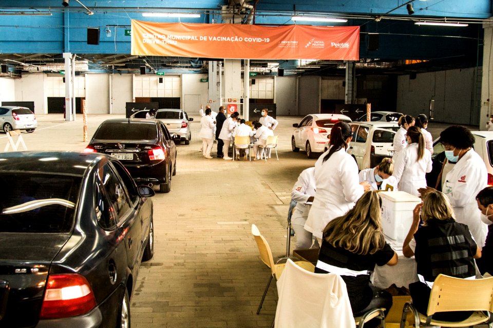 16.04.2021 - Drive-thru para 2ª dose de idosos com 77 anos - Foto Michel Corvello