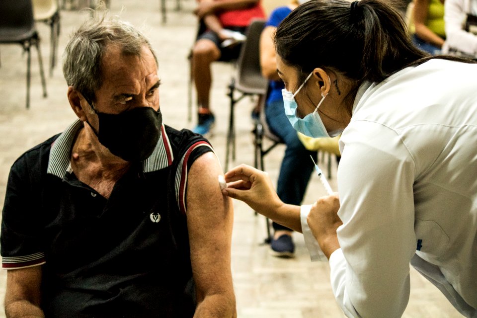 22.04.2021 - Drive para 2ª dose dos idosos de 75 anos e escolas para idosos de 60 anos - Foto Michel Corvello