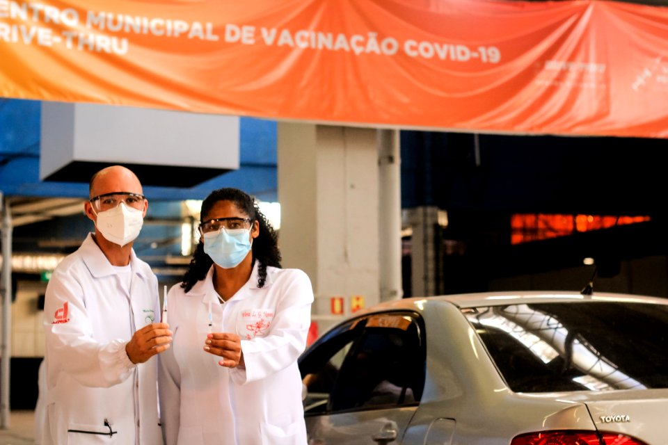 18.04.2021 Drive-thru para 1° dose idosos de 60 anos Foto Rodrigo Chagas