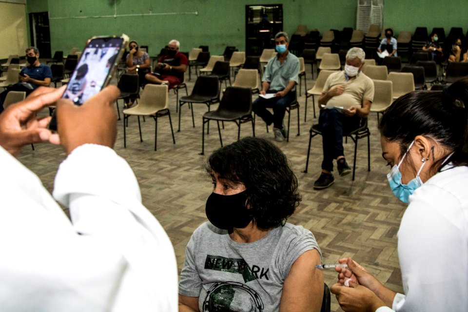 22.04.2021 - Drive para 2ª dose dos idosos de 75 anos e escolas para idosos de 60 anos - Foto Michel Corvello