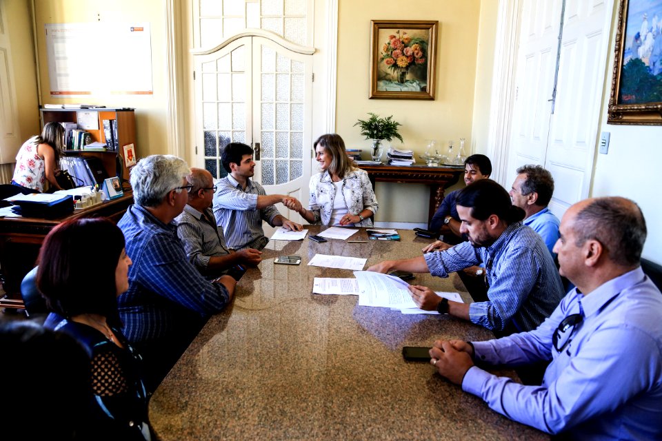 15.02.2018 - Prefeita Paula Mascarenhas assina contrato da iluminação ornamental do Mercado com a empresa Terceiriza - Foto: Gustavo Vara