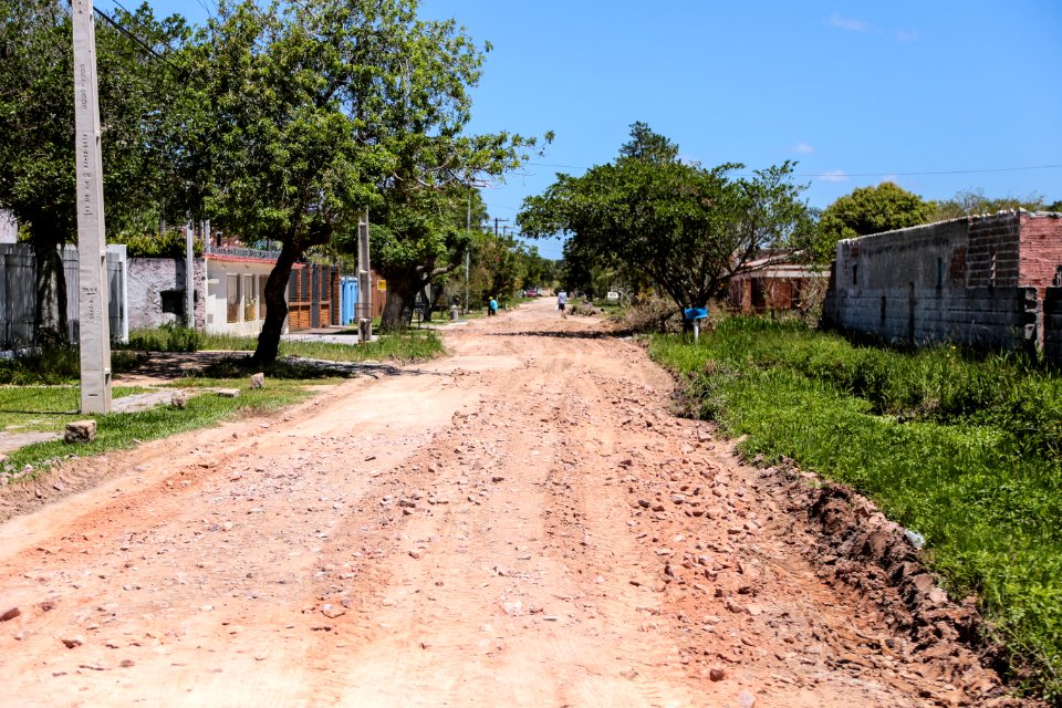 22.11.2017 - Colocação de saibro na rua Novo Hamburgo no bairro Laranjal