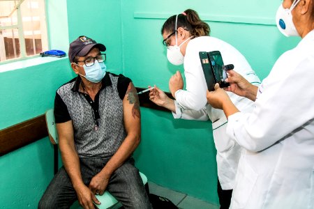 15.04.2021 - Vacinação dos idosos de 61 anos nas escolas - Foto Michel Corvello