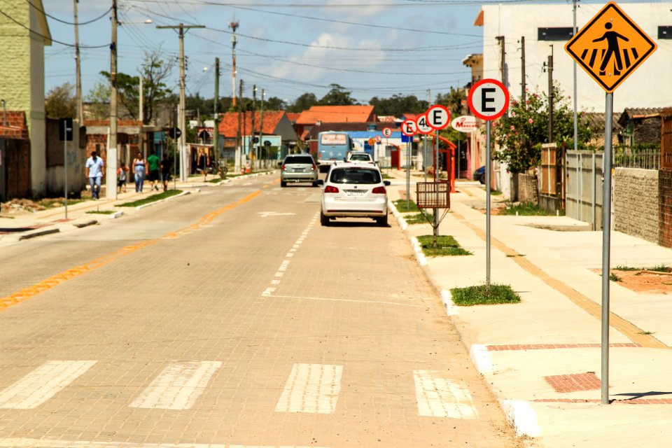 07.12.2017 - Prefeita Paula Mascarenhas e o vice Idemar Barz durante entrega das Ruas 04 e 29 do Bairro Dunas