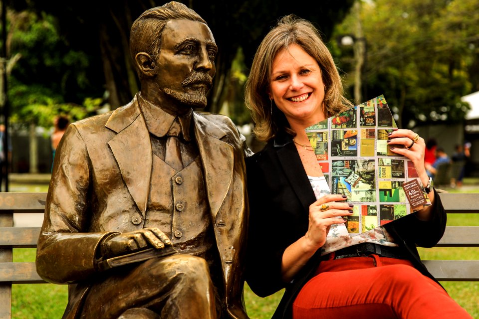 03.11.2017 - Prefeita Paula Mascarenhas ao lado da estátua de Simões Lopes Neto na divulgação da programação da 45ª Feira do Livro de Pelotas