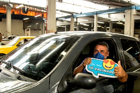 11.04.2021 - Drive-thru de vacinação para idosos com 61 anos - Foto Michel Corvello