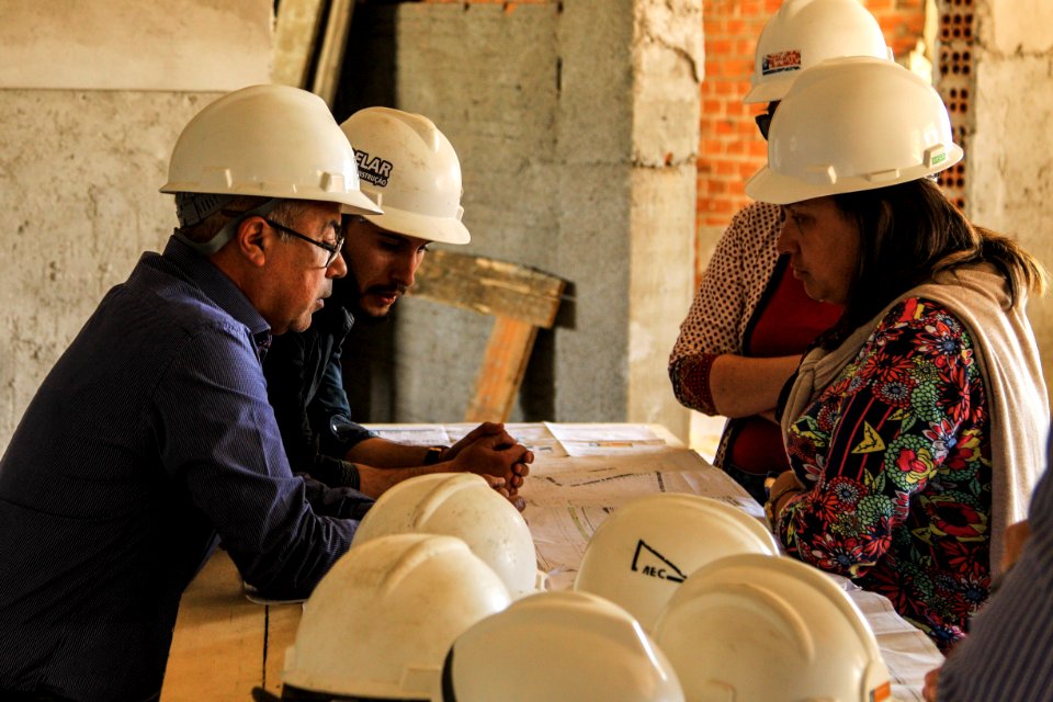 01.11.2017 - Prefeita Paula Mascarenhas e vice Idemar Barz em visita à obra da UBS Virgílio Costa