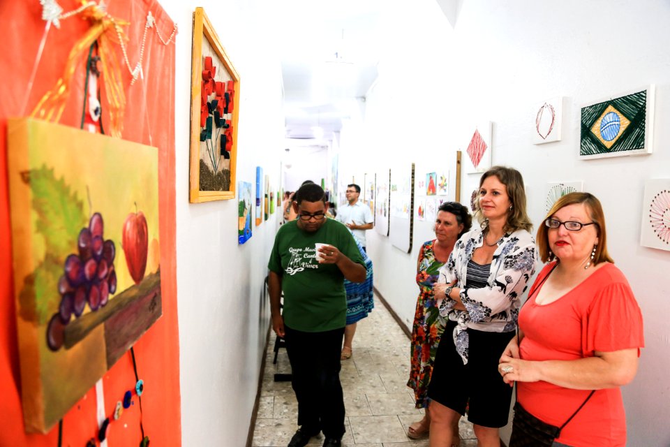29.12.2017 - Prefeita Paula Mascarenhas durante visita à exposição comemorativa aos 25 anos do Caps Castelo